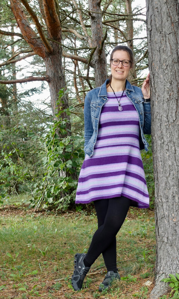 Portrait von Lena Maria Hackl im Wald, Gründerin des Designstudios Canophea – naturverbunden, ruhig und kreativ.