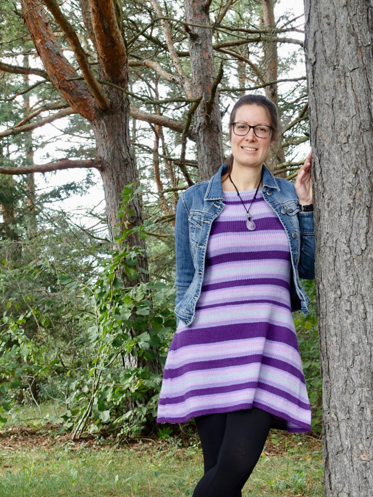 Portrait von Lena Maria Hackl im Wald, Gründerin des Designstudios Canophea – naturverbunden, ruhig und kreativ.