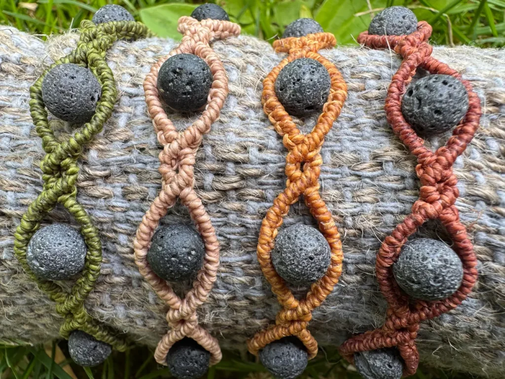 Duftarmbänder mit Lavastein, zur Beduftung mit ätherischen Ölen. Olivgrün, Beige, Karamell und Kupferbraun.