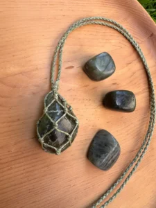Makrameekette mit Labradorit Edelstein